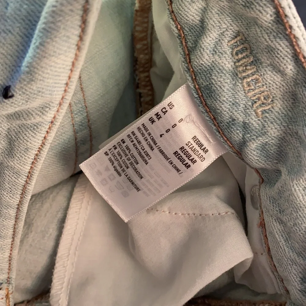 American Eagle Tomgirl Distressed Light Wash Jeans - Picture 7 of 7